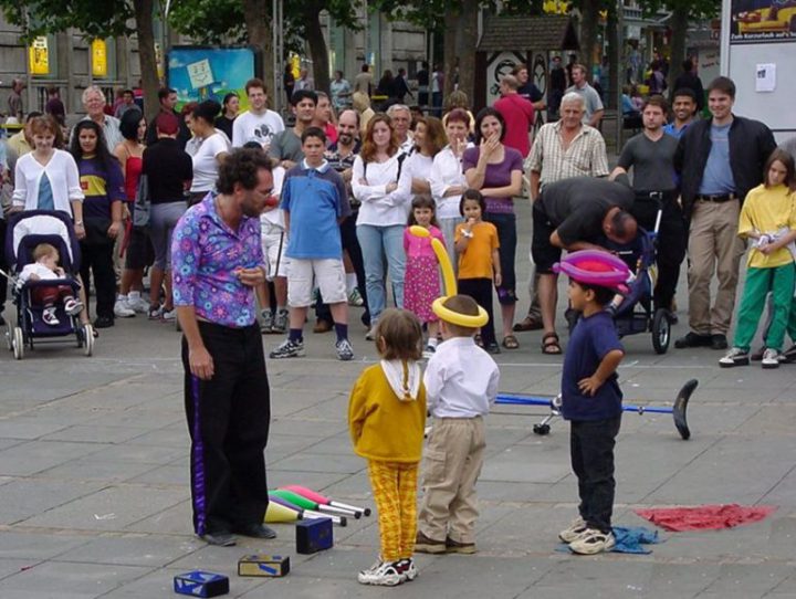 Clown Stutgart Schlossplatz perfomance